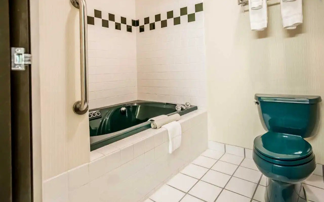 Quality Inn & Suites Mendota near I-39