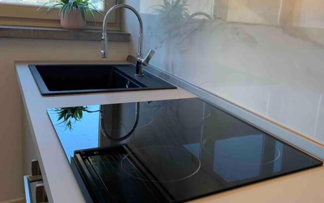 Chic Apartment - River View - Free Parking and WIFI