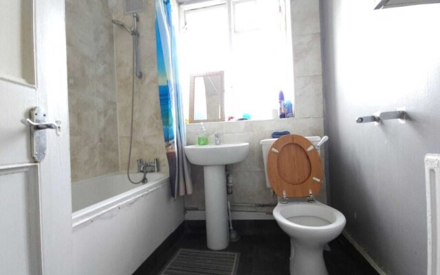 London Edgware Station Apartment