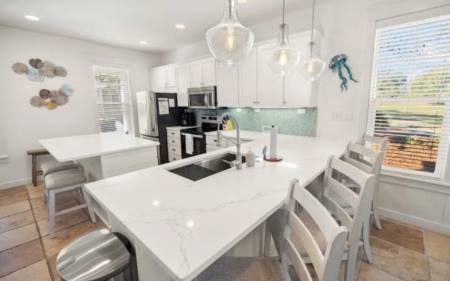 1332 Laurel Grove 3 Bedroom Home by RedAwning