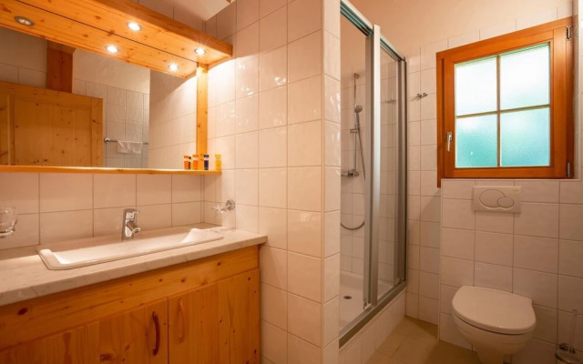 Grand Swiss Chalet for 10 Near Skilift