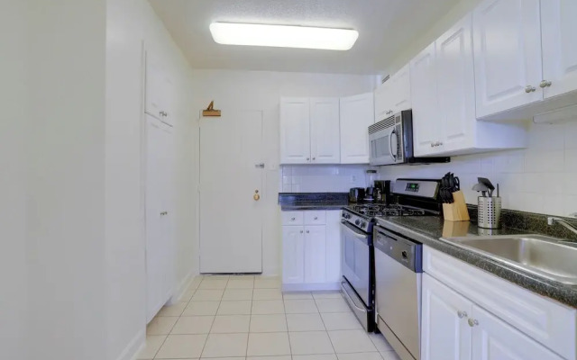 Spacious 2BR Apartment in Crystal City