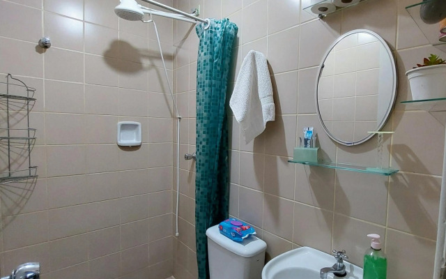 Descanse na rede da varanda sob as árvores.