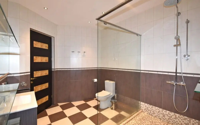 Spacious Apartment by Luxe Group TT606