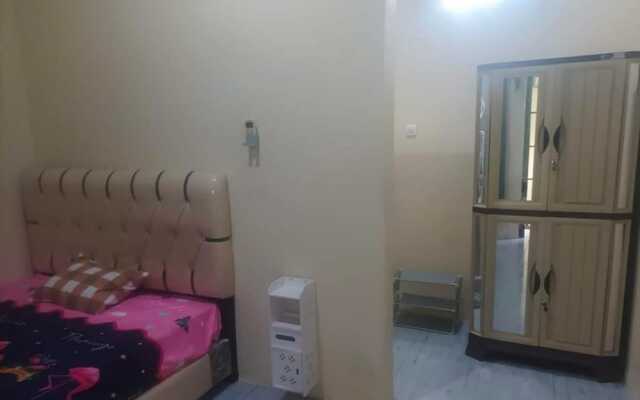 OYO 93741 Ayna Kost Syariah