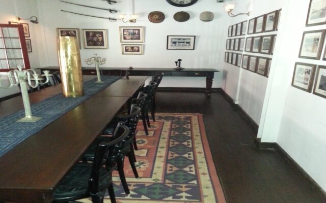 Royal Bar & Hotel