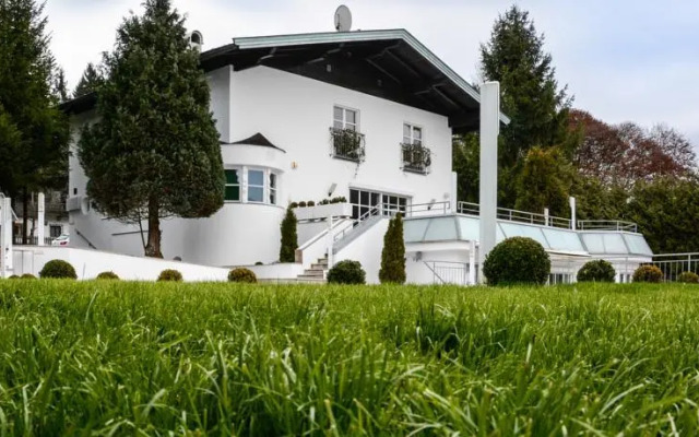 Jacks Lake & Mountain (JLM) Hostel