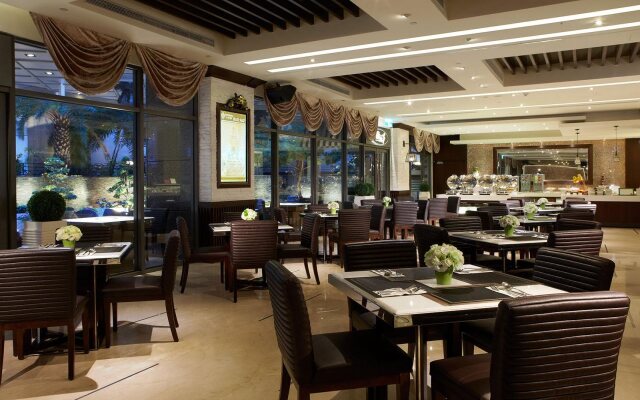 S Aura Hotel