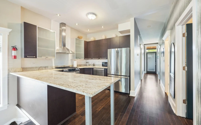 Wrigleyville Suites