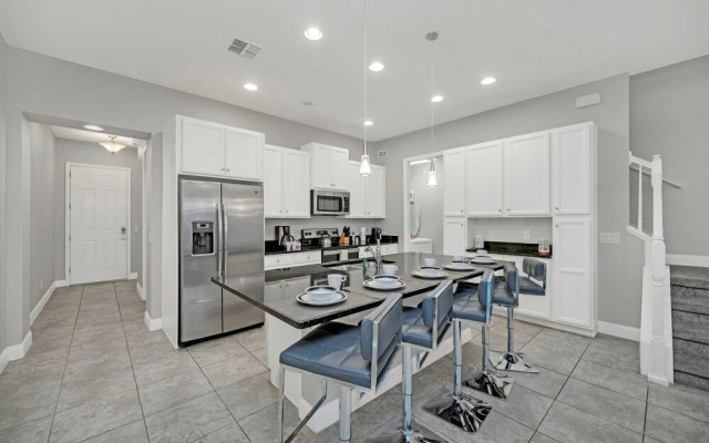 Vibrant Townhome w Private Pool, near Disney