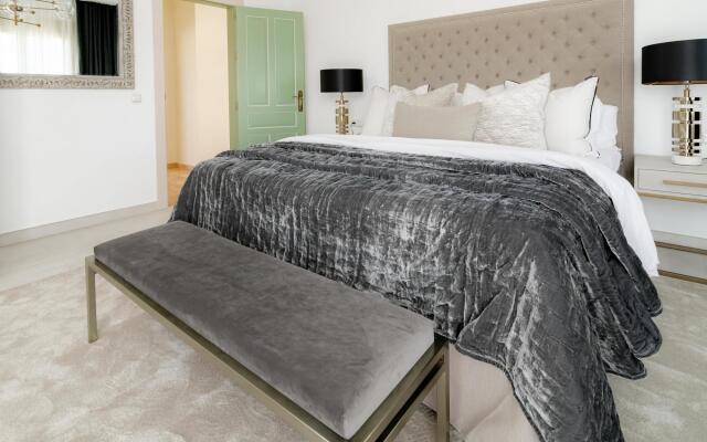 CLN- Spacious 6 bedroom villa next to beach