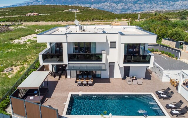 Villa Luna- Private Heated Pool