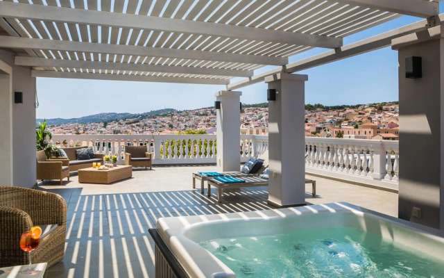 Aenos Hotel
