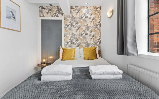 3 Bed Flat - Sleeps 8 - Parking - Wifi