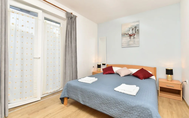 Spacious Apartment With Garden