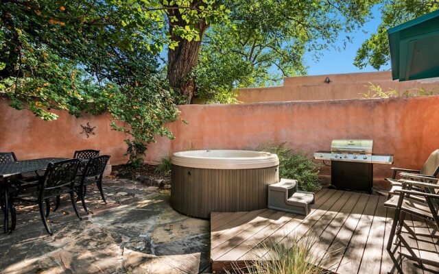 Amor - Historic Adobe in the Heart of The Railyard and Downtown Santa Fe, Hot Tub