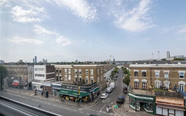 Cozy 2-Bedroom Flat in West London