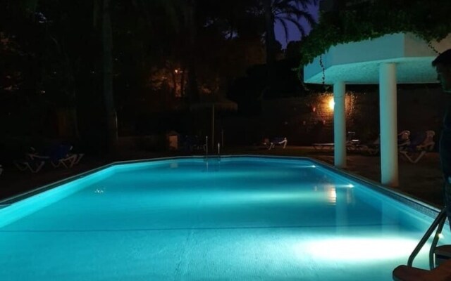 Modern Studio Apartment, Sea and Garden Views