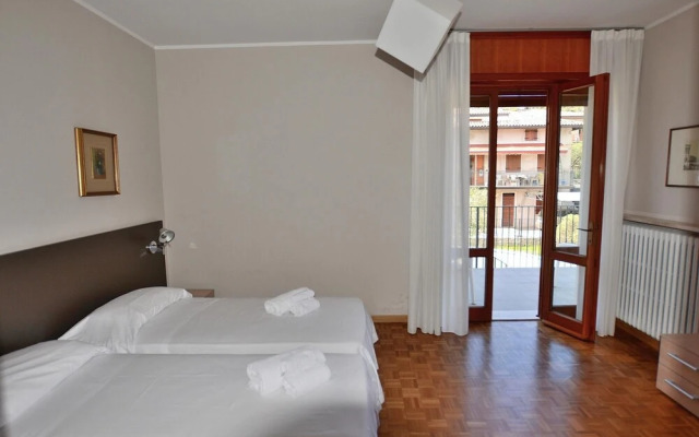 C Le Terrazze - 10 Sleeps With Shared Pool in Garda