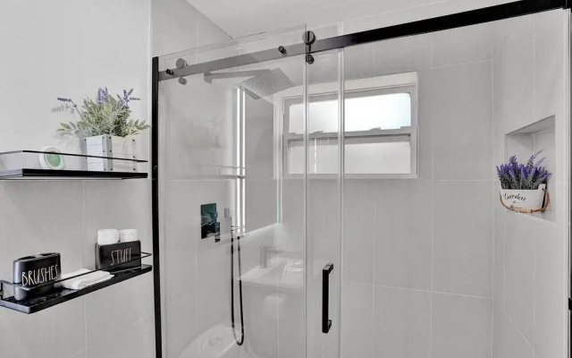 Modern Hallandale Apt w/ Backyard Near Beach
