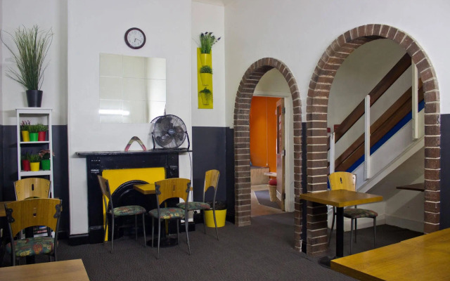Adelaide Travellers Inn - Hostel