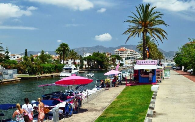 Modern Apartment in Empuriabrava With Beach Nearby
