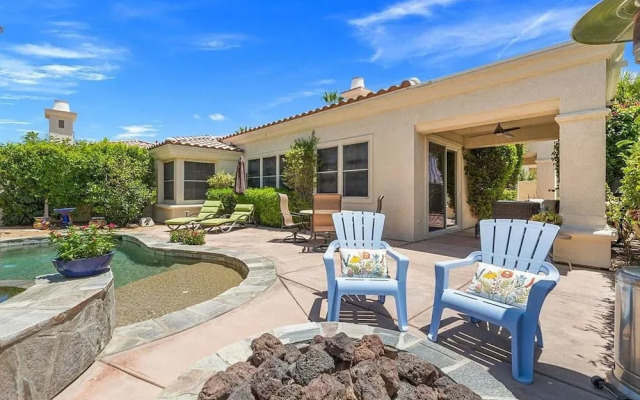 Stylish 2BR w Spa Patio