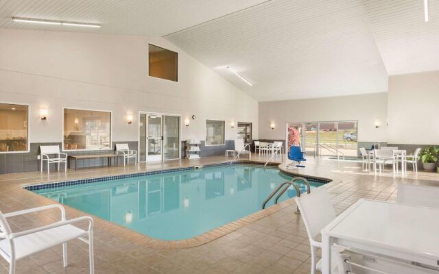 Country Inn & Suites by Radisson, Platteville, WI