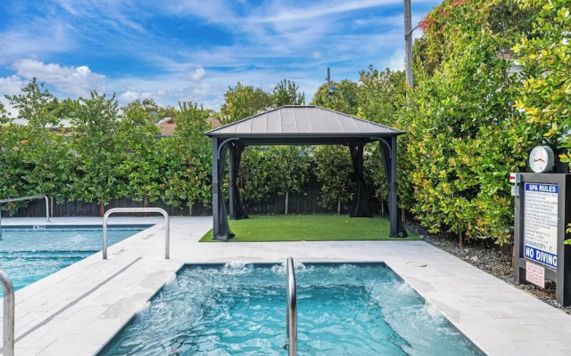 Lux Retreat By Renzzi