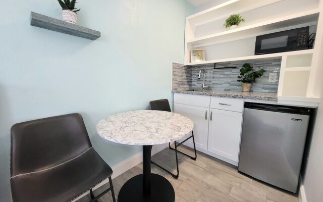 Barefoot Mailman Inn & Suites