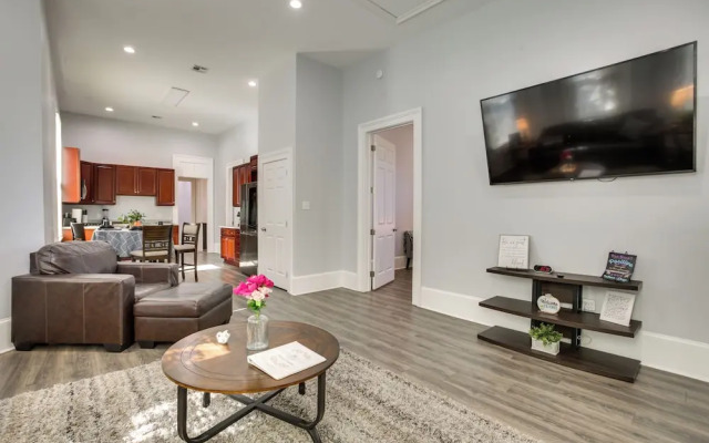 2 Mi to French Quarter: Walkable Nola Home