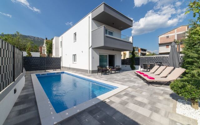 New Luxury Modern Four-bedroom Villa With Pool