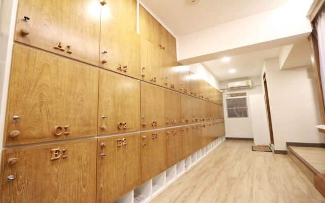 Mariya Lady Hostel At Suvarnabhumi Airport - Female Only