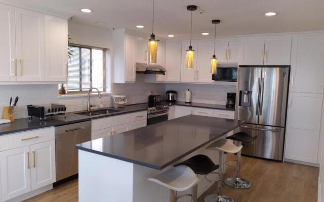 Convenient to Attractions & Close To Airport