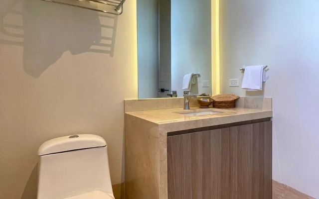 New Downtown Condo with Rooftop Pool