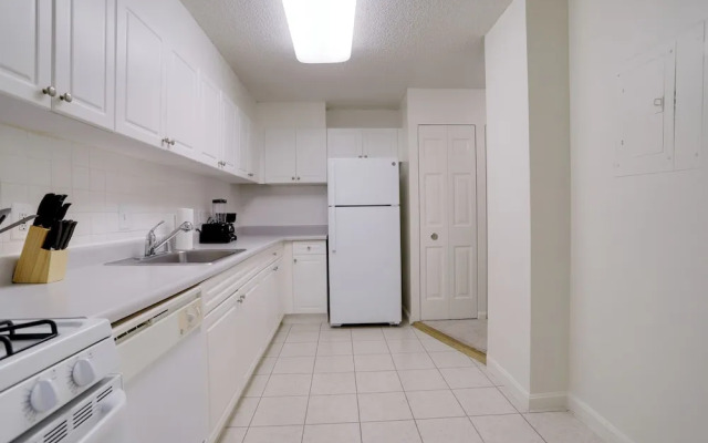 Modern Apt Near Airport & Metro