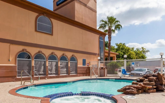 Days Inn & Suites Pasadena