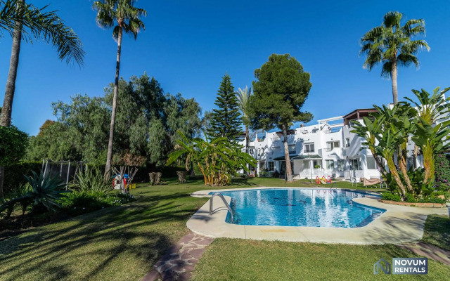 TOP RENOVATED 3-BDRM TOWNHOUSES with POOL, BBQ & ROOFTOP TERRACES