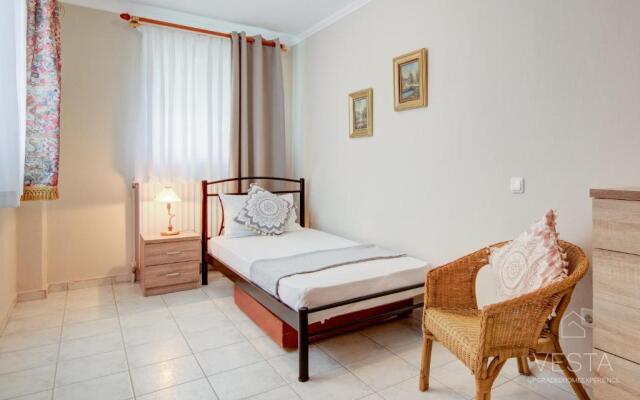 Private 6-bdrm Villa with garden 150m to beach