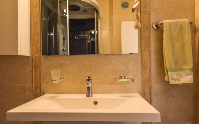 FM Deluxe 2-BDR Apartment - Our Home Is Your Home