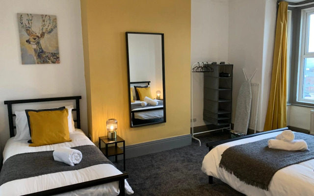 Rectory - Lovely 4 bedroom maisonette Gateshead free parking