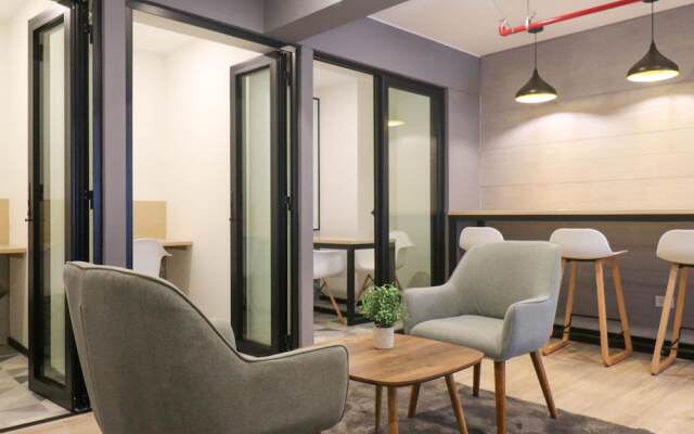 w Fancy 2BR With Balcony in Miraflores