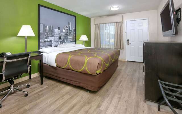 Super 8 by Wyndham Palestine