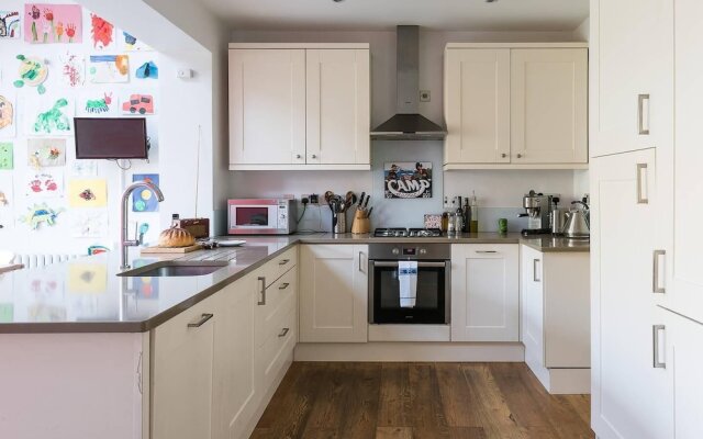 Fabulous 4BR Family Home in East London