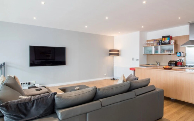 Stunning 3 BR Penthouse Apartment, River View