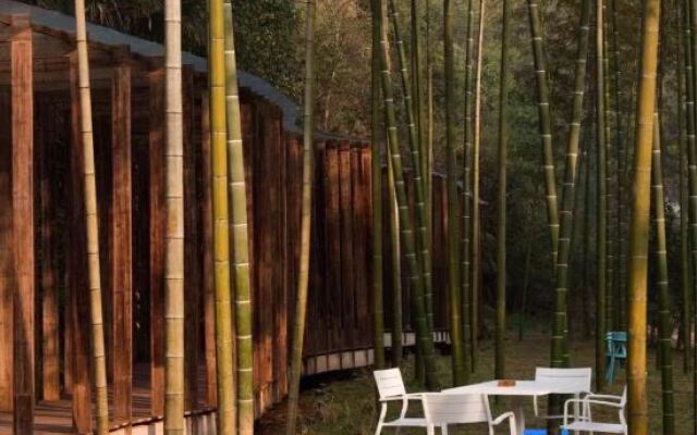 Zizai Pingjiang Wild Luxury Resort