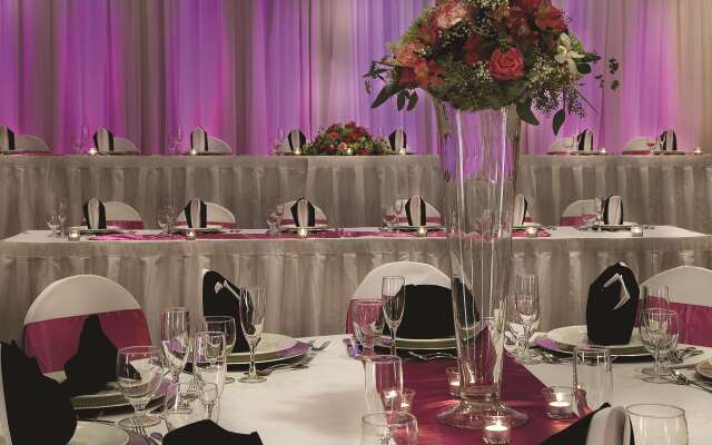 Embassy Suites by Hilton Kansas City International Airport