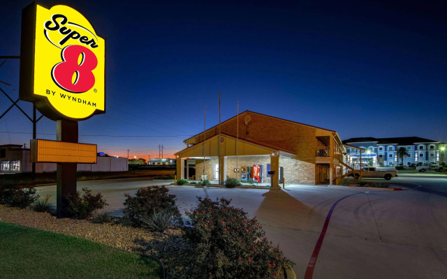 Super 8 by Wyndham Pleasanton