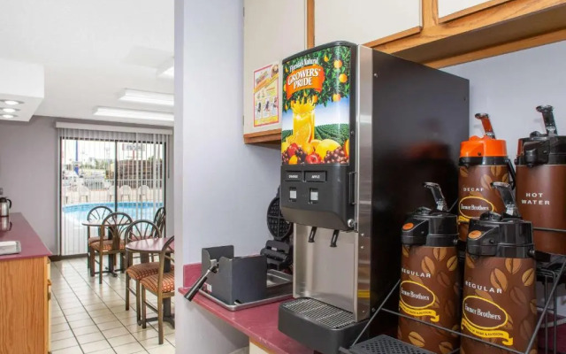 Super 8 Springdale AR