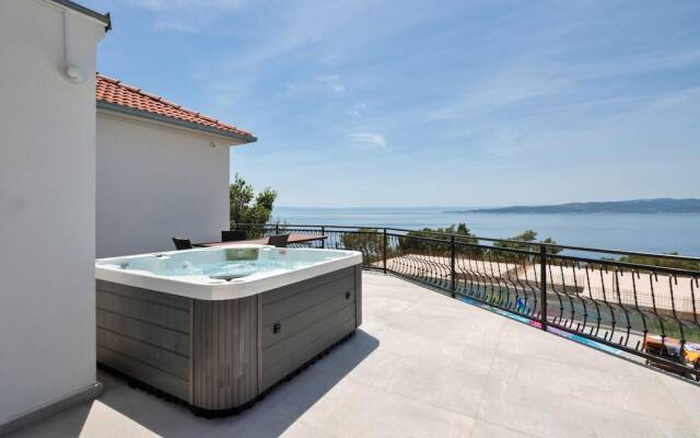 Nice Home in Brela with Hot Tub, WiFi & 4 Bedrooms